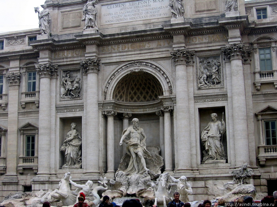 Фонтан Треви — одна из известных достопримечательностей Рима. Италия