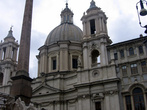 Церковь Сант-Аньезе-ин-Агоне, посвященная святой Агнессе расположена на площади Навона