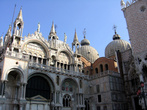 Собор Святого Марка  — здание в византийском стиле, обрамляющее площадь Сан Марко