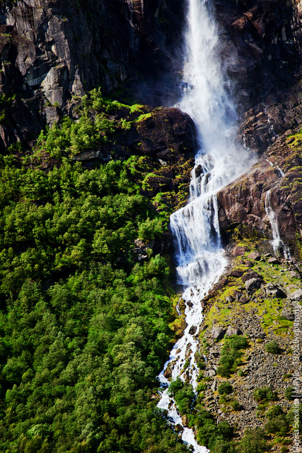 Дорога до ледника радует   многочисленными водопадами Бриксдайла Норвегия