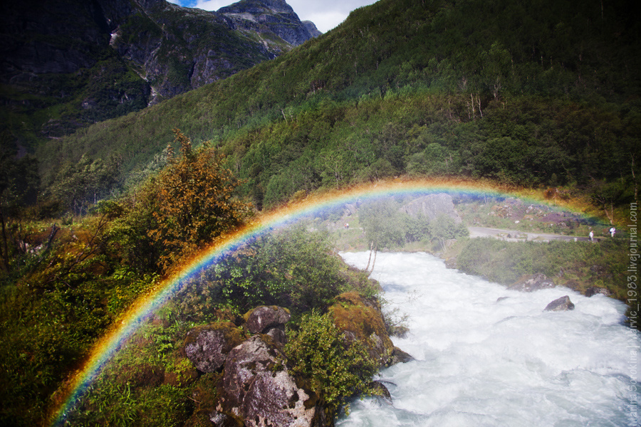 Среди этих брызг очень часто возникают радуги. Норвегия