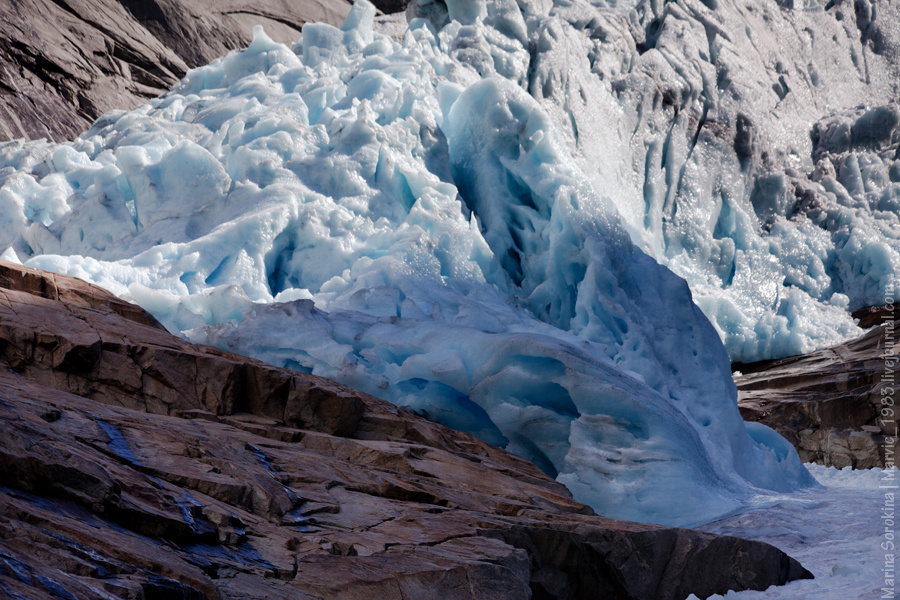 Сегодня до ледника идти гораздо дольше, чем первым путешественникам, ледник постепенно уходит, оставляя за собой горы, водопады и озера Норвегия