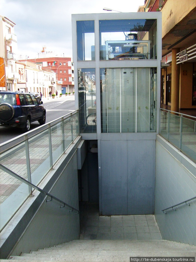 Лифт в подземном переходе. Калелья, Испания