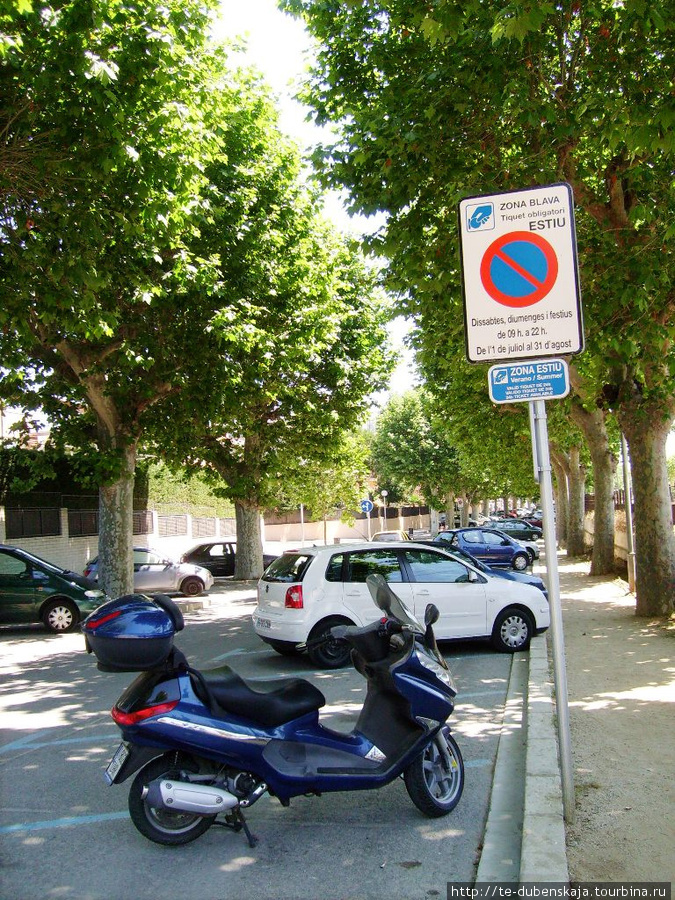 Платная парковка рядом с пляжем. Калелья, Испания