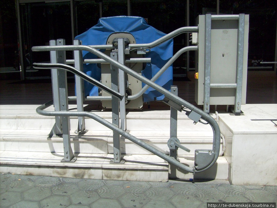 Подъемник для инвалидных колясок. Калелья, Испания