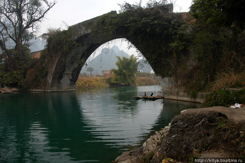 Мост и деревня Юйлун Яншо, Китай