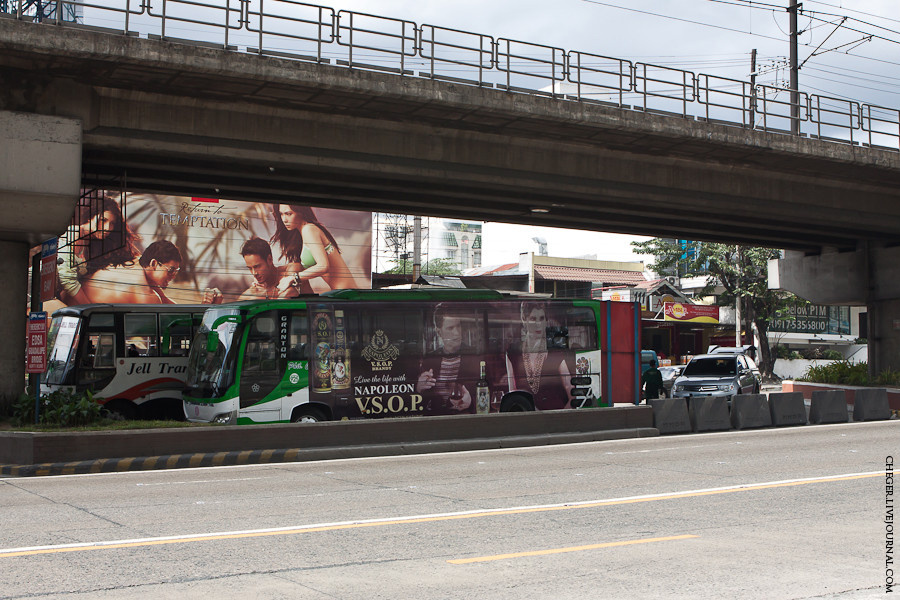 Под метромостов тут много стоянок автобусов Манила, Филиппины