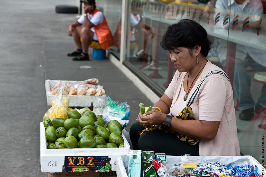 На улицах Манилы очень много продавцов зеленого манго. Его можно просто так купить, а можно купить вот такой цветочек, который делают продавцы. Стоит 15 песо, местные зачем то солят его, мне соленым не понравилось. Манила, Филиппины