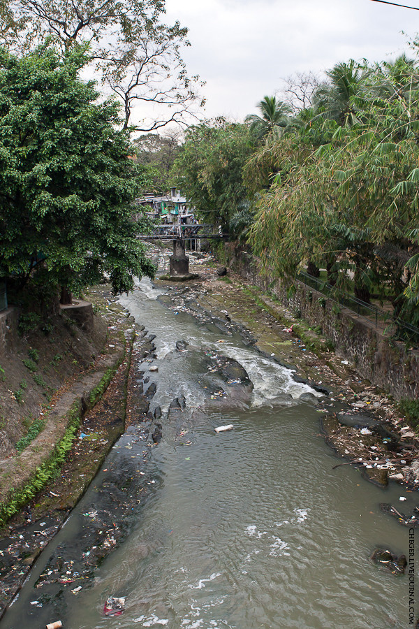 Ещё один горный ручей, который протекает в городской Манила, Филиппины