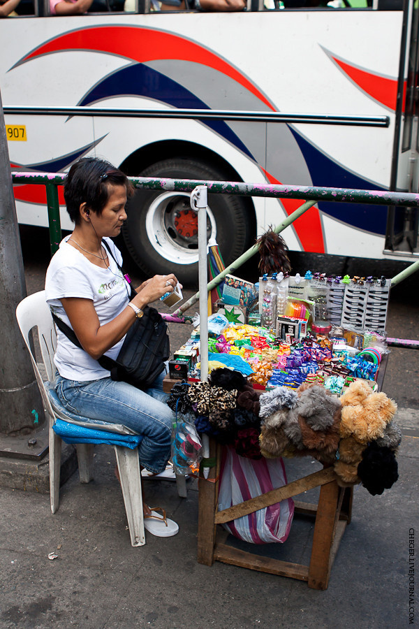 Особое место в уличной торговле занимают конфетки и сигареты поштучно — пачки тут мало кто покупает, так как на каждом углу можно за 3 песо купить сигаретку и тут же прикурить. Ну а потом ещё и конфеткой перед мамкой зажевать. Манила, Филиппины