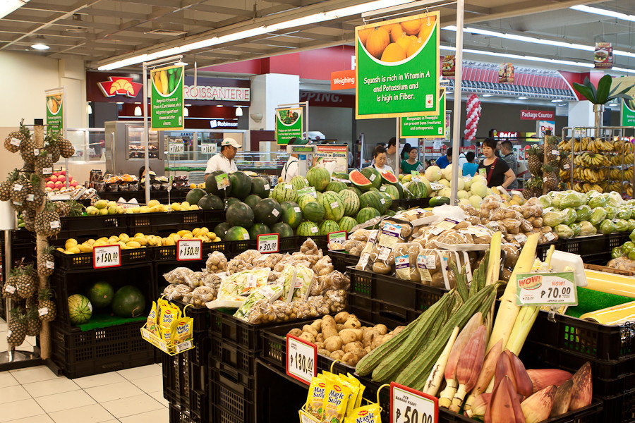 Фруктово-овощной отдел. Фрукты тут реально в 2-3 раза дороже, чем на улице или на рынке, однако почему то иностранцы бояться покупать их не в супермаркетах Манила, Филиппины