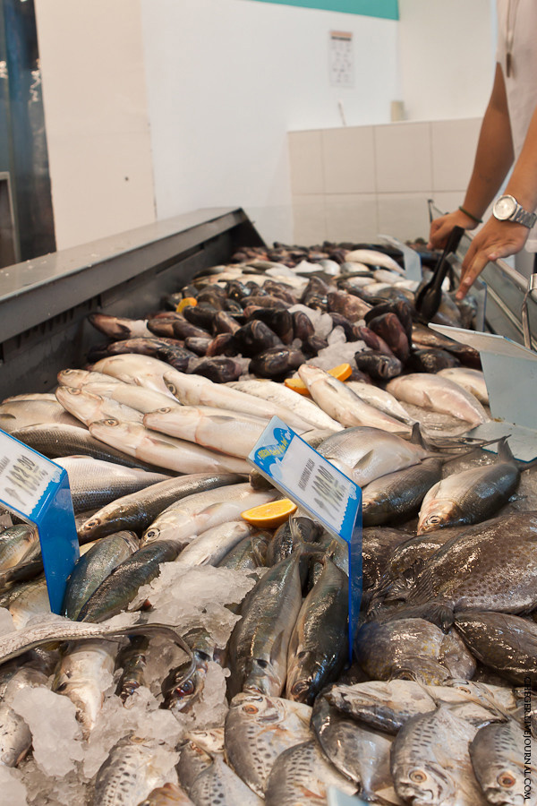 Рыбный отдел — огромное количество всевозможных морепродуктов. Цены так же значительно выше, чем на том же рыбном ранке, зато рядом с домом. Манила, Филиппины