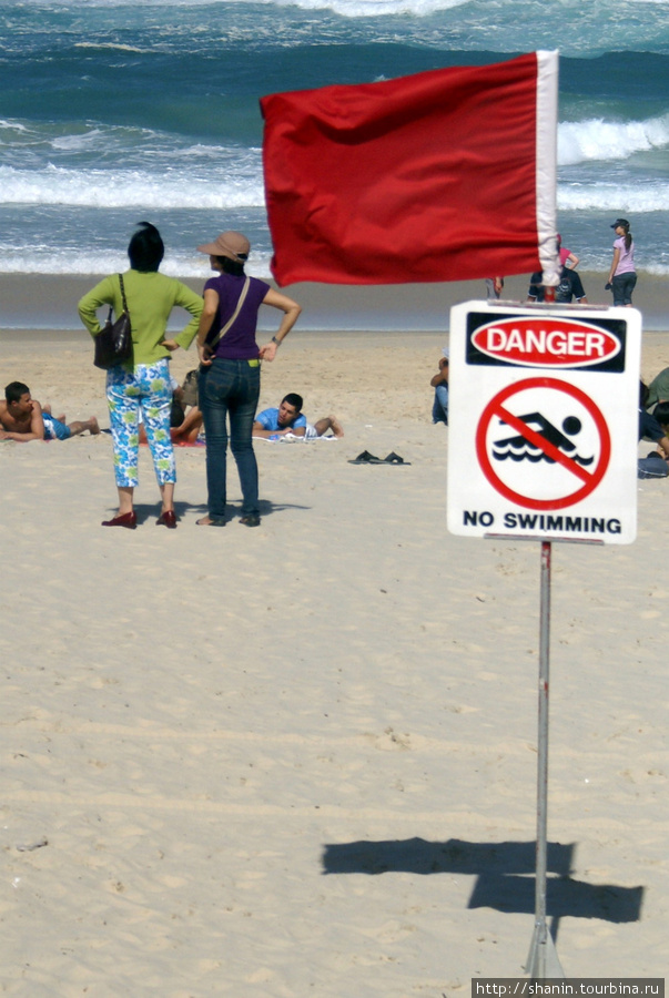 Красный флаг на пляже -купаться запрещено! Серферс-Парадайз, Австралия