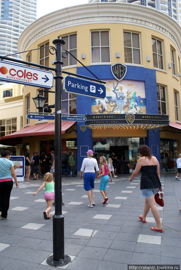 Пешеходная улочка в центре Серферс-Парадайз Серферс-Парадайз, Австралия
