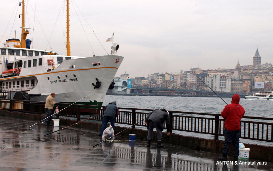 Рыбаки у пристани бухты Золотой Рог Стамбул, Турция