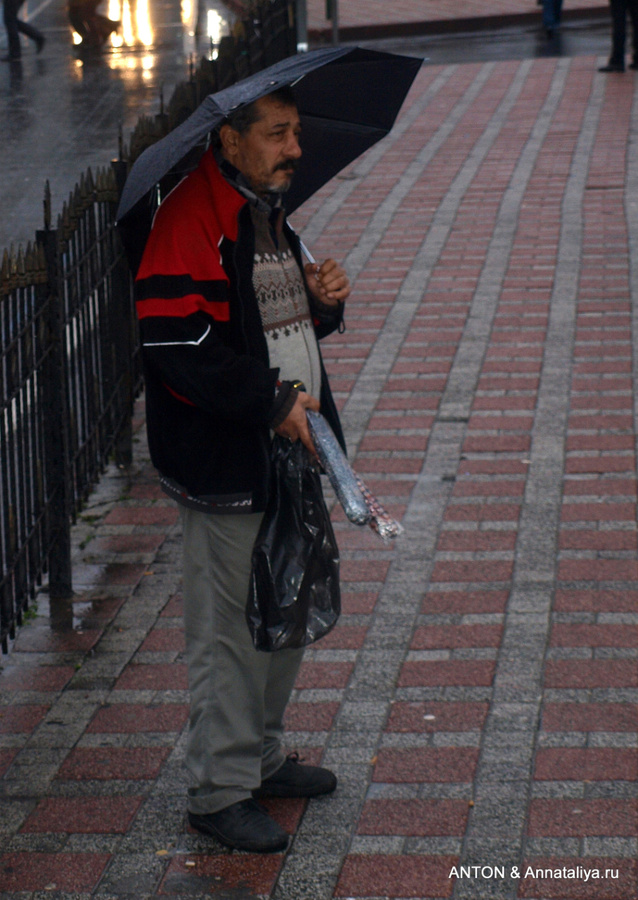 Даже в дождь тоже что-то продает Стамбул, Турция