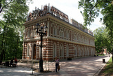 Оперный дом (1776-1778) – «средний» из дворцов Екатерины II.