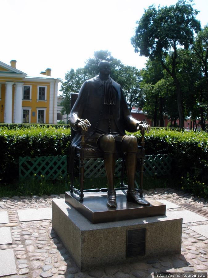 у площади перед Гауптвахтой в 1991 году появился памятник Петру I работы Михаила Шемякина Санкт-Петербург, Россия