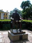 у площади перед Гауптвахтой в 1991 году появился памятник Петру I работы Михаила Шемякина