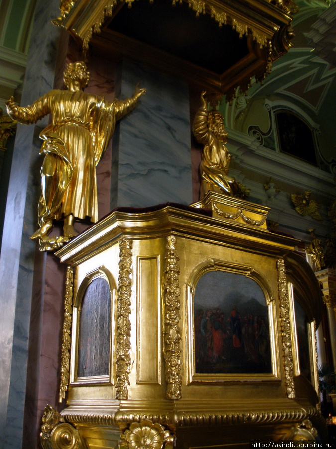 Кафедра в левой части центрального прохода увенчана фигурой голубя Санкт-Петербург, Россия