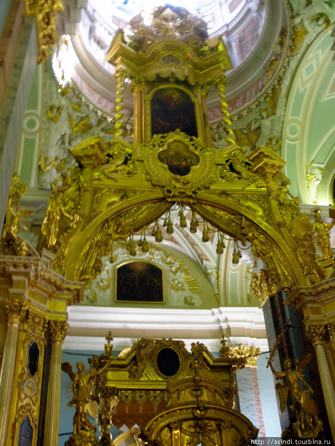 Иконостас Петропавловского собора имеет форму триумфальной арки- символ победы России в Северной войне Санкт-Петербург, Россия