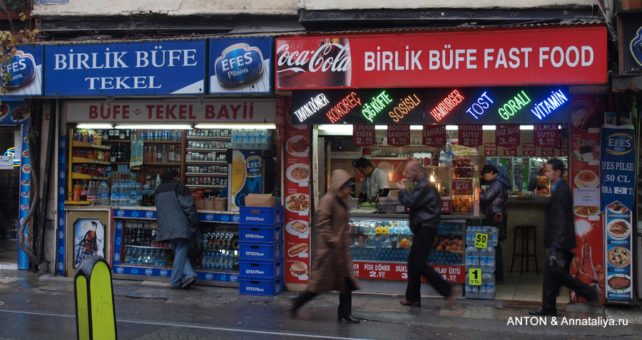 Разных закусочных полно в любой точке города Стамбул, Турция