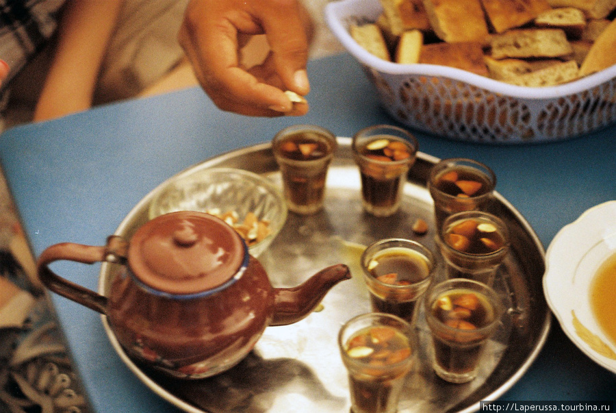 Традиционный арабский чай с орешками. Очень крепкй и очень сладкий. Тунис