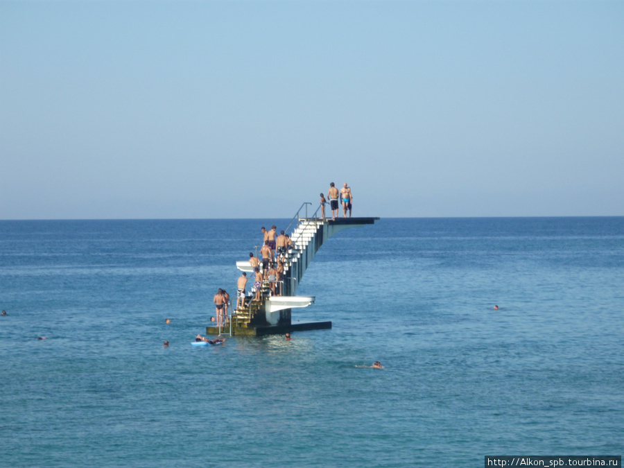 Первый раз прыгать с самого верха немного страшно=) Но почувствовав полёт, выныриваешь и лезешь снова=) Родос, остров Родос, Греция