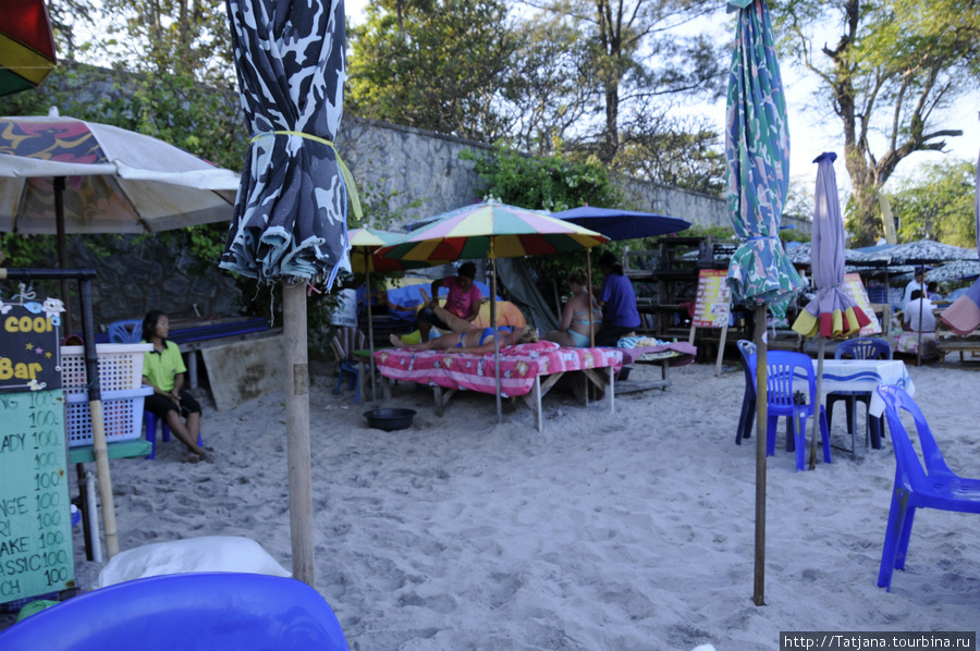 где кафешки на пляже -там же рядом и массажные зонтики Таиланд