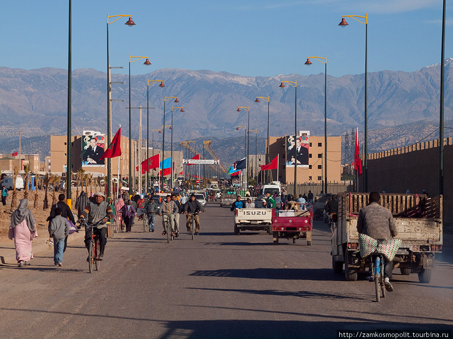 Дорога из города на рынок. Флаги повесили в ожидании визита в город короля (может, он тоже что-то купить хотел?). Тарудан, Марокко