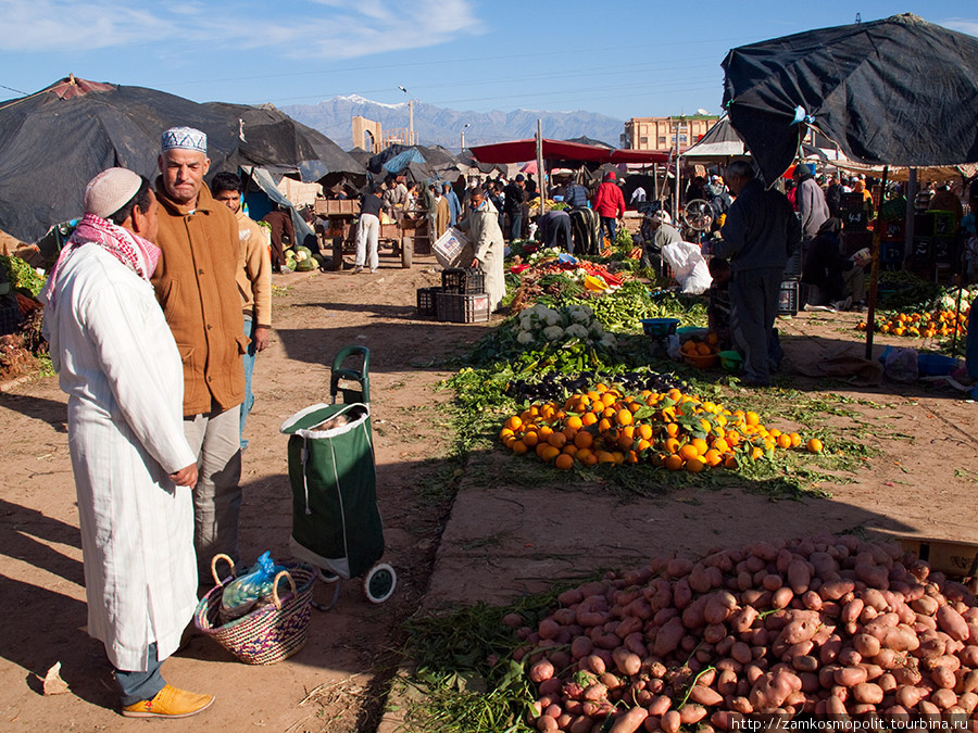 Овощи-фрукты на таких рынках обычно складируют не в ящиках, а кучками. Многие марокканцы, приходящие отовариваться, имеют при себе такие же сумки-тележки, как и у нас. Тарудан, Марокко