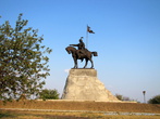 На территории городища, среди остатков яблоневого сада, установлен памятник булгарскому эмиру Ибрагиму I бен Мухамаду. Памятник установлен в 2007 году к 1000-летию Елабуги.