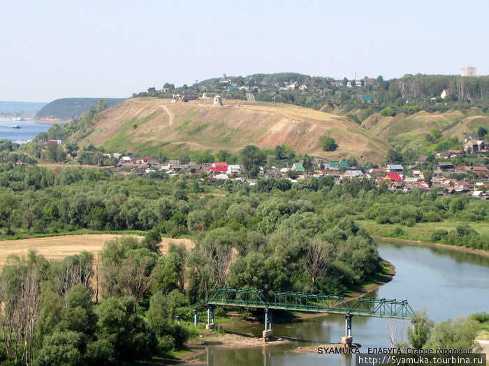 Чертово городище располагается на самом краю Верхнего ( Нового) города. Само по себе это место необыкновенно красивое. Кроме разливов Камы и Тоймы, острова и пойменных лугов, высокий прибрежный склон рассекают небольшие овражки и большой красивый овраг, размером, скорее, похожий на каньон. Елабуга, Россия