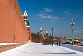 Южная стена Московского Кремля, вид с запада: Благовещенская, Тайницкая, Первая Безымянная, Вторая Безымянная, Петровская и Беклемишевская башни.