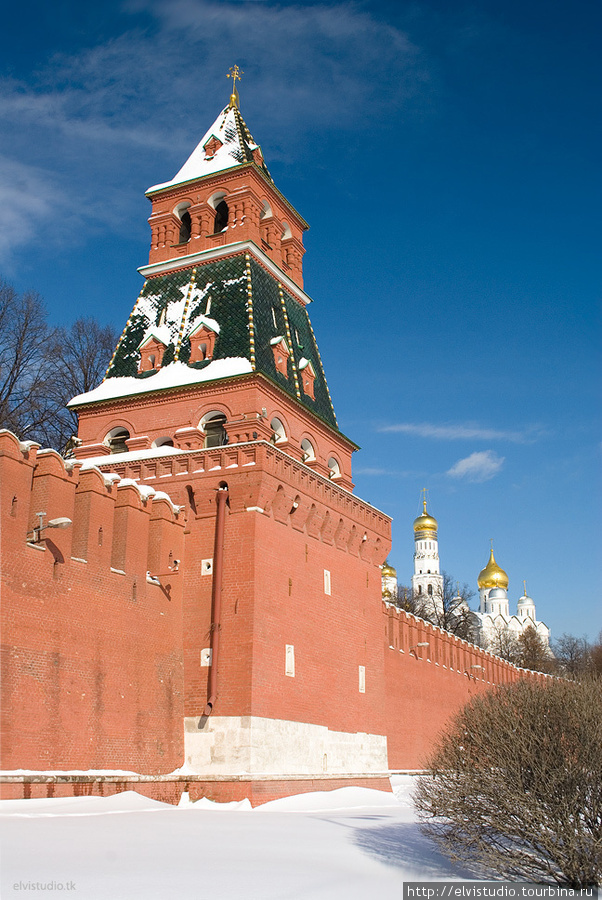 Благовещенская башня. 
Названа по названию иконы Благовещение, ранее расположенной на башне. Построена в 1487-1488 годах. Долгое время башня использовалась как придел церкви Благовещения, пристроенной к башне в 1731 году.
К западу от башни (в сторону Водовзводной башни) в стене Кремля и сейчас можно заметить остатки бывших ворот (в 1831 году их заложили кирпичом) — название этих ворот было Портомойные — через них был доступ к Москве-реке для стирки портов (белья)...
А при Иване Грозном в Благовещенской башне была тюрьма. Москва, Россия