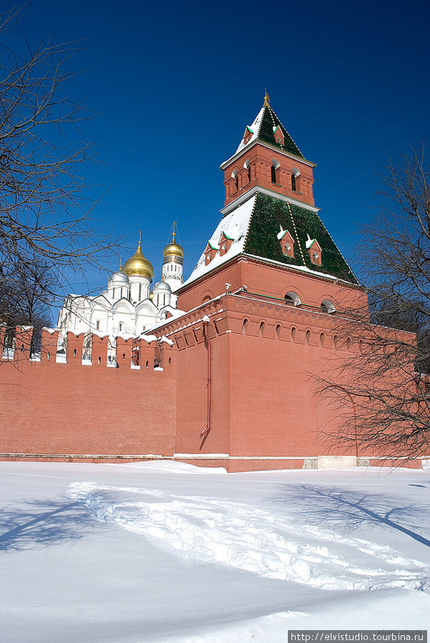 Тайницкая башня.
Именно с нее пошел Кремль, который мы знаем сейчас. Антон Фрязин в 1485 году начал строить Тайницкую башню , впервые используя для строительства кирпич. Начиная с Тайницкой башни был обновлен весь Кремль — в красный кирпич. Одна из нескольких башен, кторая была разобрана до строительства Большого Кремлевского дворца и собрана по окончании его строительства. Она также постарадала от взрыва отступающих французов в 1812, однако не сильно и потому была быстро восстановлена.
Тайницкая башня интересна тем, что до 1917 года ежедневно выстрелом пушки, установленной на нее, оповещали москвичей о наступлении полудня. Москва, Россия