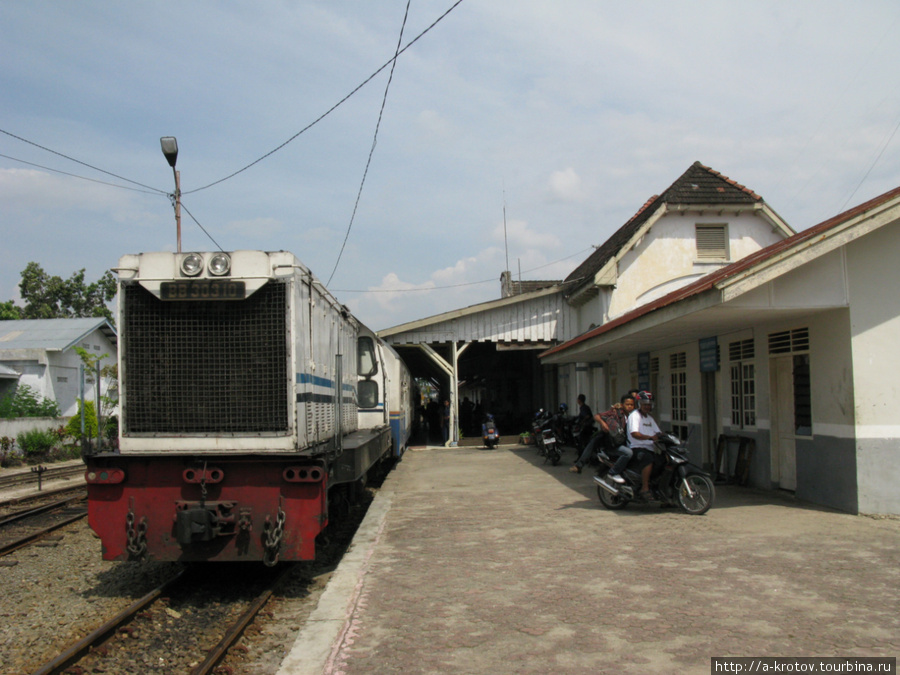 Приехали! Станция Сиантар! Конечная (одна из конечных Меданской ж.д.) Медан, Индонезия