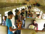 Музыканты в индонезийских поездах