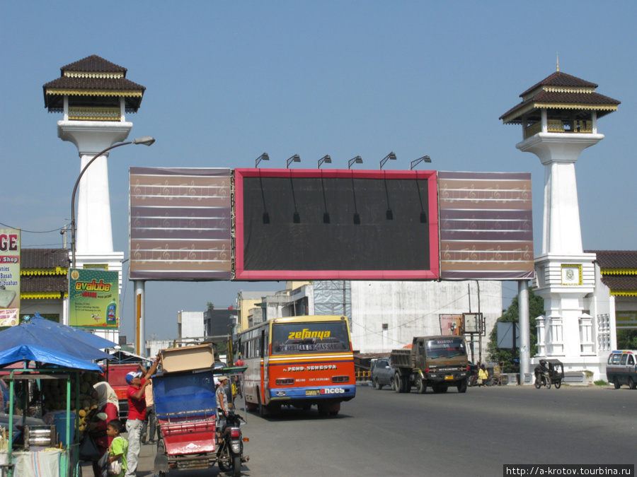 Ворота — въезд в город с одной из сторон Медан, Индонезия