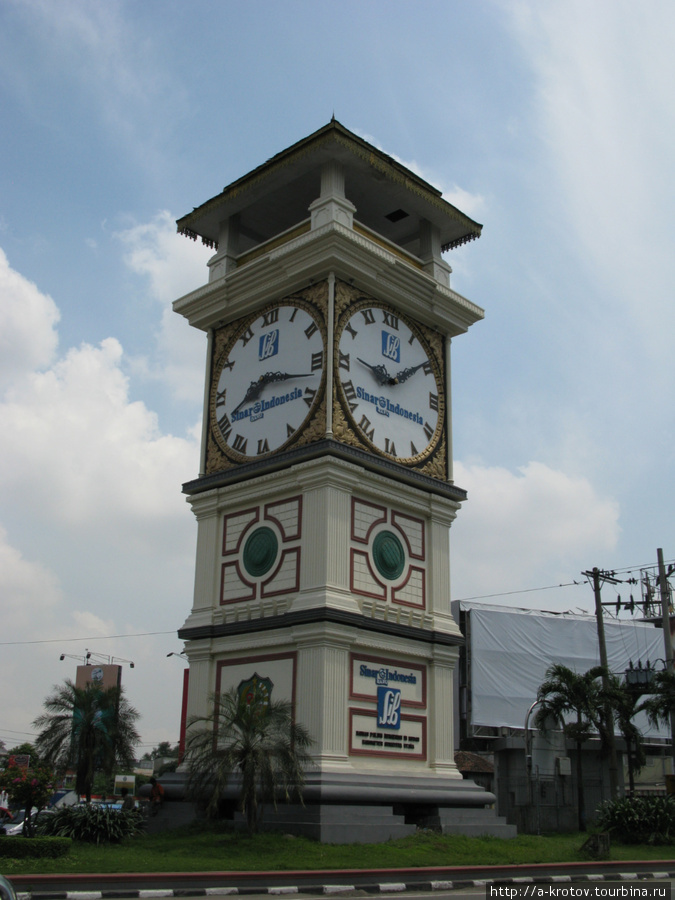 Памятник Сломанным Часам 1 Медан, Индонезия