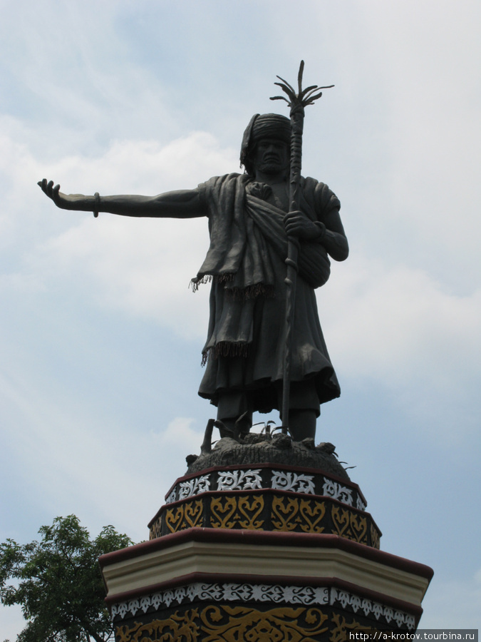 Статуя автостопщика 16-го века. А если серьёзно, то какого-то гуру Медан, Индонезия