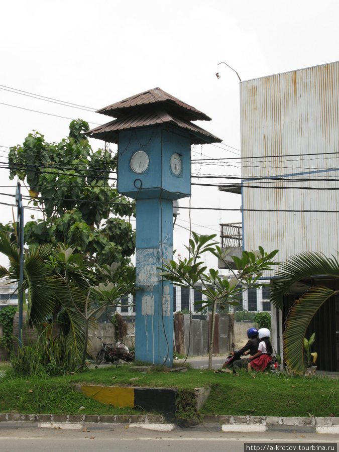 Памятник Сломанным Часам 2 Медан, Индонезия