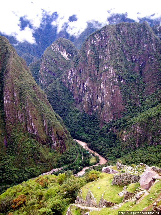 Протекающая в долине река Урубамба, стиснутая скалами зеленого каньона Мачу-Пикчу, Перу