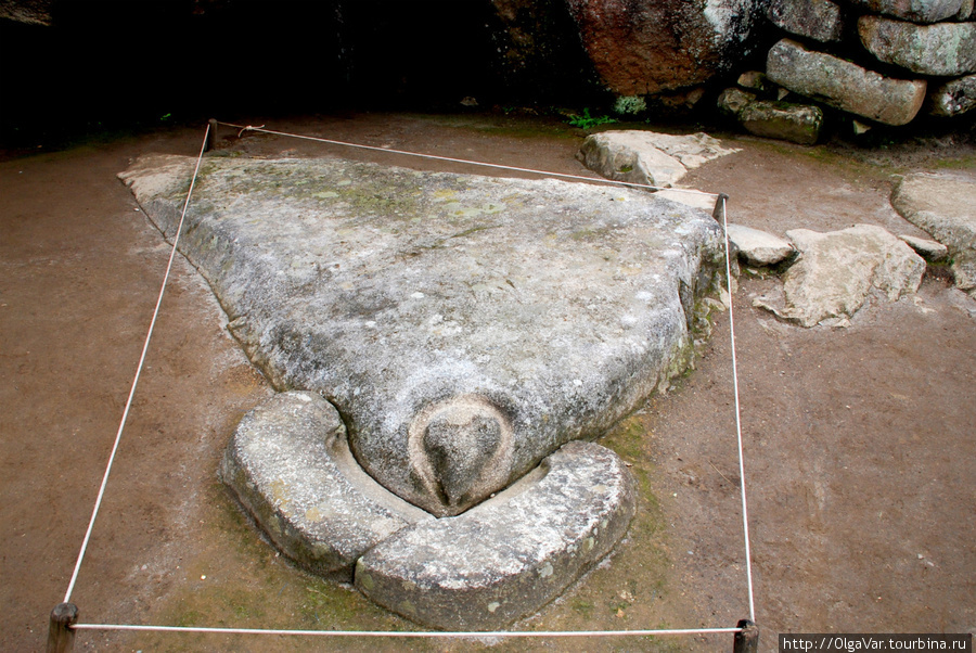 Камень, служивший алтарем и напоминающий голову кондора Мачу-Пикчу, Перу