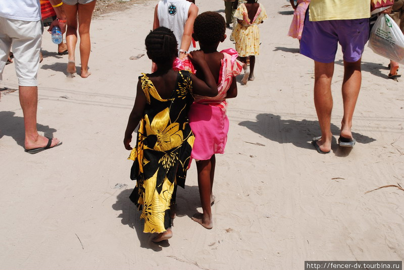 Группа иностранцев вызывает интерес только у детей Танзания