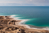 Содержание минеральных веществ в воде достигает 33 %, в среднем 28 % (для сравнения в Средиземном море — 4 %). Мёртвое море является одним из самых солёных в мире озёр наряду с озером Ассаль в восточной Африке (почти 35 %) и озером Эльтон в Волгоградской области (20—50 %).