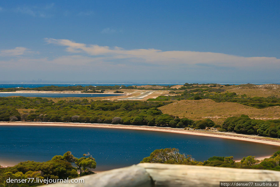 Вид на ВПП аэродрома, который открывается около артиллерийского орудия. Остров Роттнест, Австралия