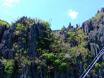 Берега острова Минилок изрезаны причудливыми скалами