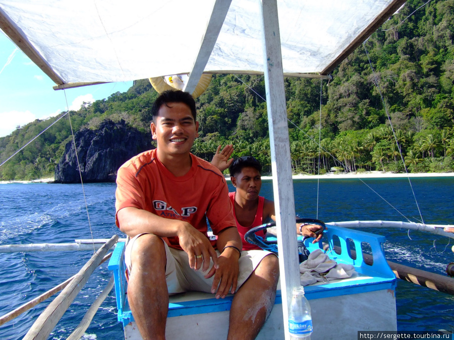 Поездка удалась и у капитана и команды довольные лица Пуэрто-Принсеса, остров Палаван, Филиппины