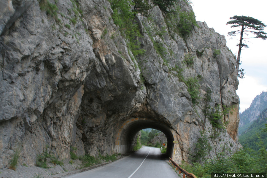 Типичный туннель по дороге в г.Цетин Черногория